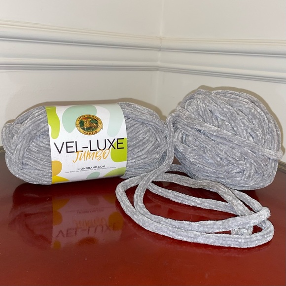 DISCONTINUED Harbor Gray Vel-Luxe Jumbo yarn by Lion Brand. 5 skeins. - Picture 1 of 6